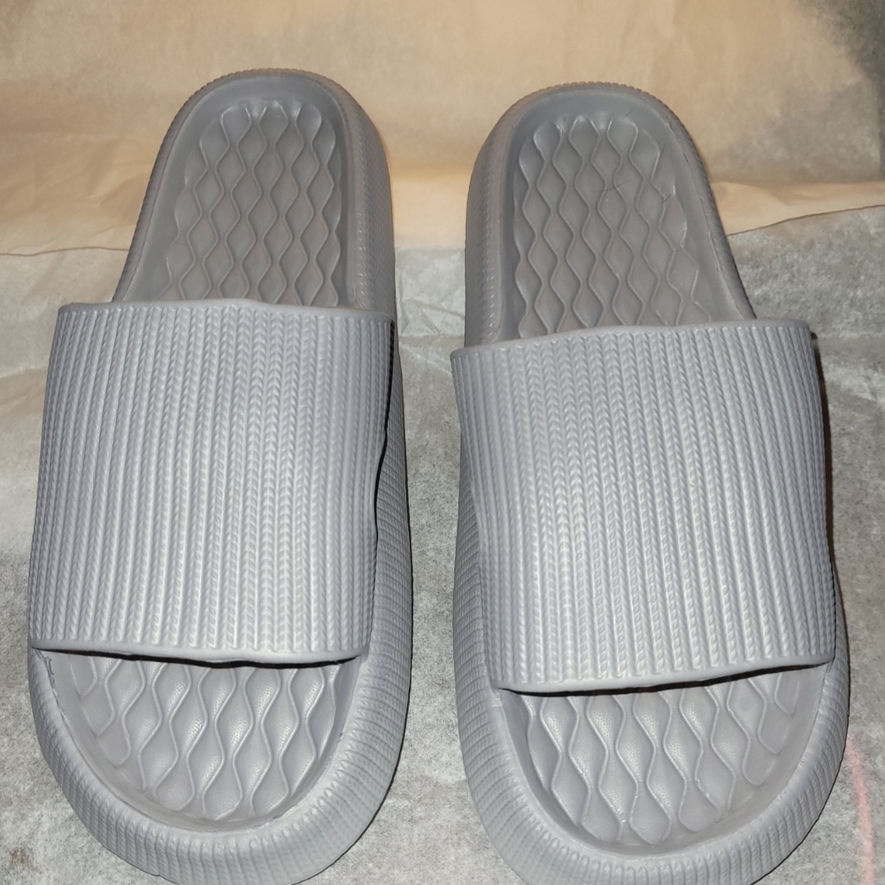 The Fluffy Gray Slide Sandals Unisex NWOT Women's 10/10.5 Men's 8/8.5 - Picture 1 of 2